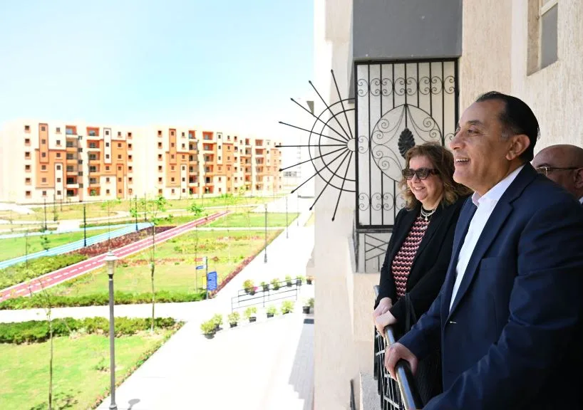 رئيس الوزراء يوزع عدداً من عقود وحدات مشروع “سكن لكل المصريين” في مدينة أكتوبر الجديدة رئيس الوزراء يوزع عدداً من عقود وحدات مشروع “سكن لكل المصريين” في مدينة أكتوبر الجديدة