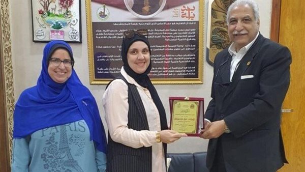 مدير "تعليم القليوبية" يكرم المتميزين في مسابقة "100 معلم متمكن مبدع 1"
