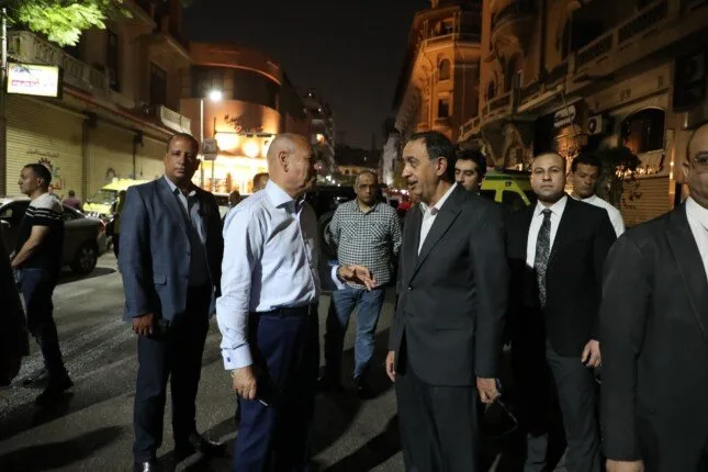 مدير أمن القاهرة يتابع إخماد النيران في عقار بوسط البلد