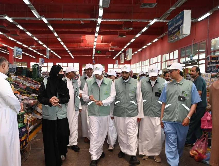 مدير البيئة في منطقة مكة يقوم بجولة على المسالخ والأسواق العامة استعداداً لموسم الحج مدير البيئة في منطقة مكة يقوم بجولة على المسالخ والأسواق العامة استعداداً لموسم الحج