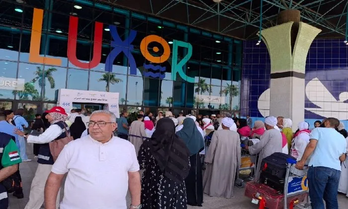 مدير التضامن الاجتماعي في الأقصر يرسل الدفعة الأولى من حجاج الجمعيات في وداع. مدير التضامن الاجتماعي في الأقصر يرسل الدفعة الأولى من حجاج الجمعيات في وداع.