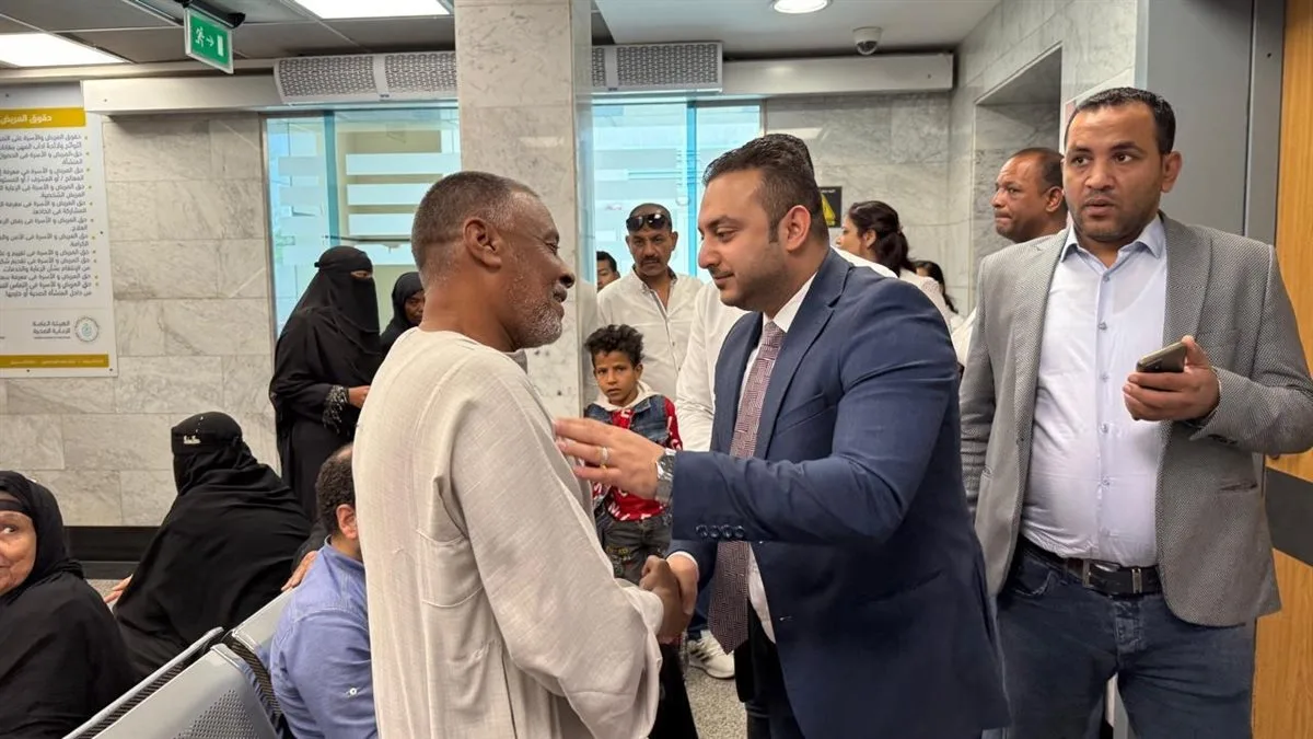 مدير الرعاية الصحية بالأقصر يجرى جولة تفقدية مفاجئة داخل العيادات الخارجية بمستشفى الكرنك الدولي مدير الرعاية الصحية بالأقصر يجرى جولة تفقدية مفاجئة داخل العيادات الخارجية بمستشفى الكرنك الدولي