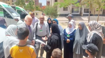 مدير الصحة بالقليوبية يزور القافلة الطبية في حي روضة العبور لتقديم الدعم لأهالي غزة