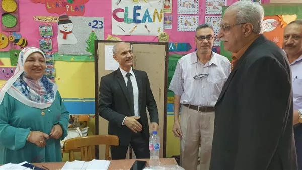 مدير تعليم القليوبية يقوم بزيارة مركز توزيع أسئلة الدبلومات الفنية
