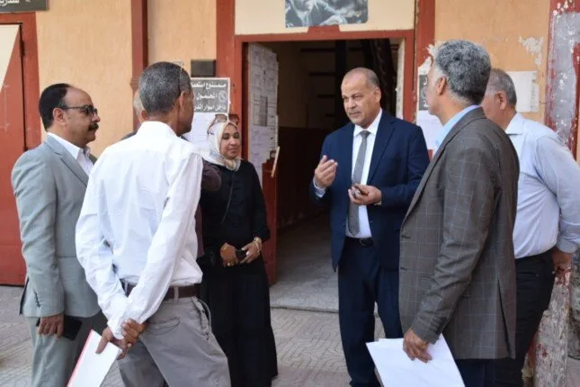 مدير تعليم بورسعيد يتابع امتحانات صفوف النقل بمدرسة الشهيد طيار الصناعية