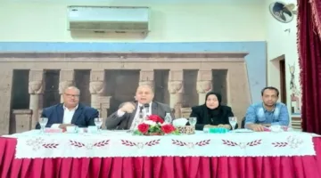 مدير تعليم قنا يعقد اجتماعاً مع رؤساء ومراقبي لجان امتحانات الصف الثالث الإعدادي