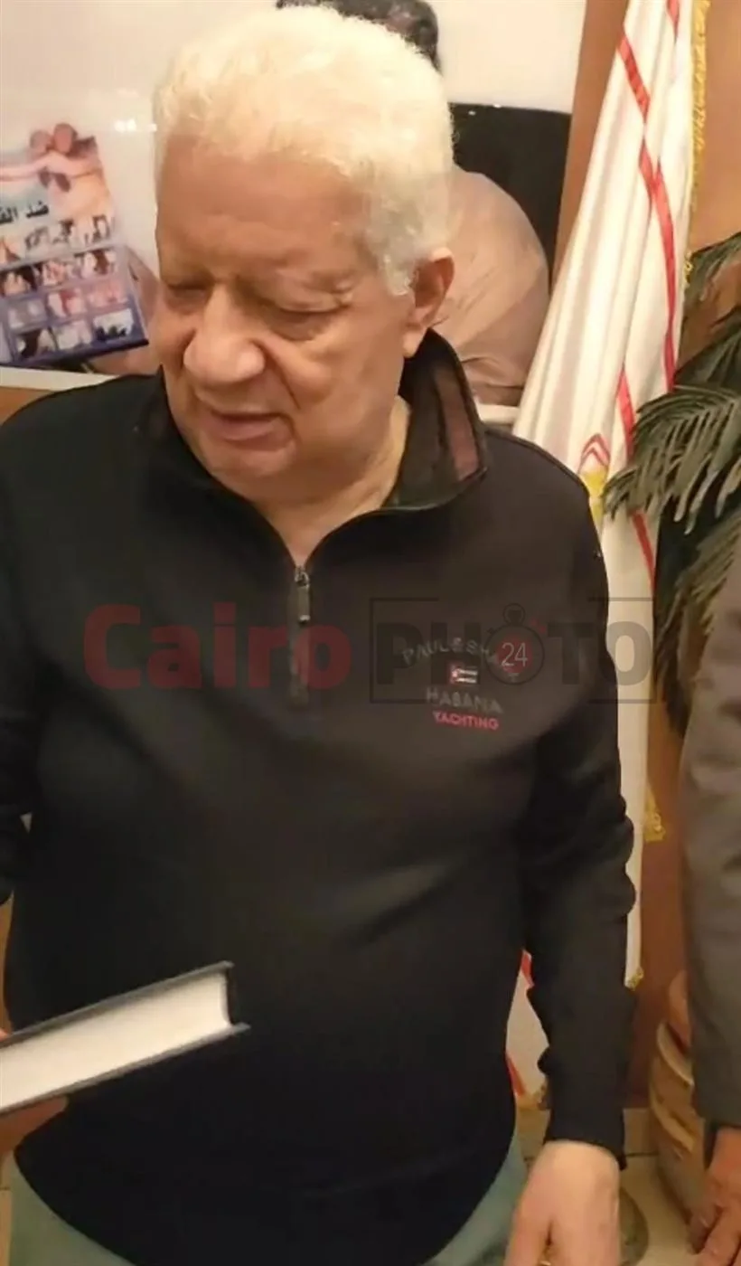 مرتضى منصور يهدي تلميذ دمنهور ياسين مصحفًا ويطلب منه تقبيله: خده وحافظ عليه| صور