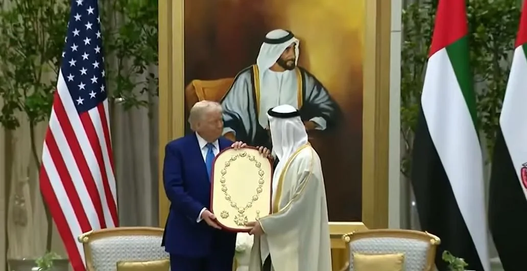 مرصع بالأحجار الثمينة.. الإمارات تكرم ترامب بـ “وسام زايد” مرصع بالأحجار الثمينة.. الإمارات تكرم ترامب بـ “وسام زايد”