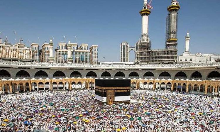 مرض وتوفى أثناء الحج وأوصى شخص بأن يرمي الجمرات عنه.. هل يجوز ذلك؟