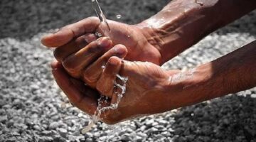 مريضة ولا تستطيع إتمام الوضوء.. هل يصح ذلك؟
