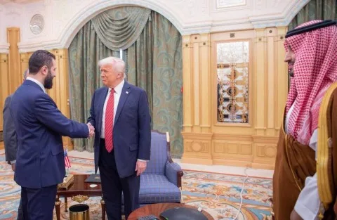 مسؤول إسرائيلي يصف مصافحة ترامب للشرع بأنها “نذير شؤم”: ما نطلبه من الرئيس السوري وما نخشاه من تكرار تجربة حماس مسؤول إسرائيلي يصف مصافحة ترامب للشرع بأنها “نذير شؤم”: ما نطلبه من الرئيس السوري وما نخشاه من تكرار تجربة حماس
