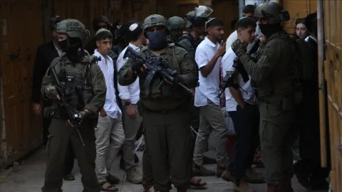 مسؤول فلسطيني: مستوطنون تحت حماية الجيش يقومون بإبادة أراض في الضفة الغربية مسؤول فلسطيني: مستوطنون تحت حماية الجيش يقومون بإبادة أراض في الضفة الغربية