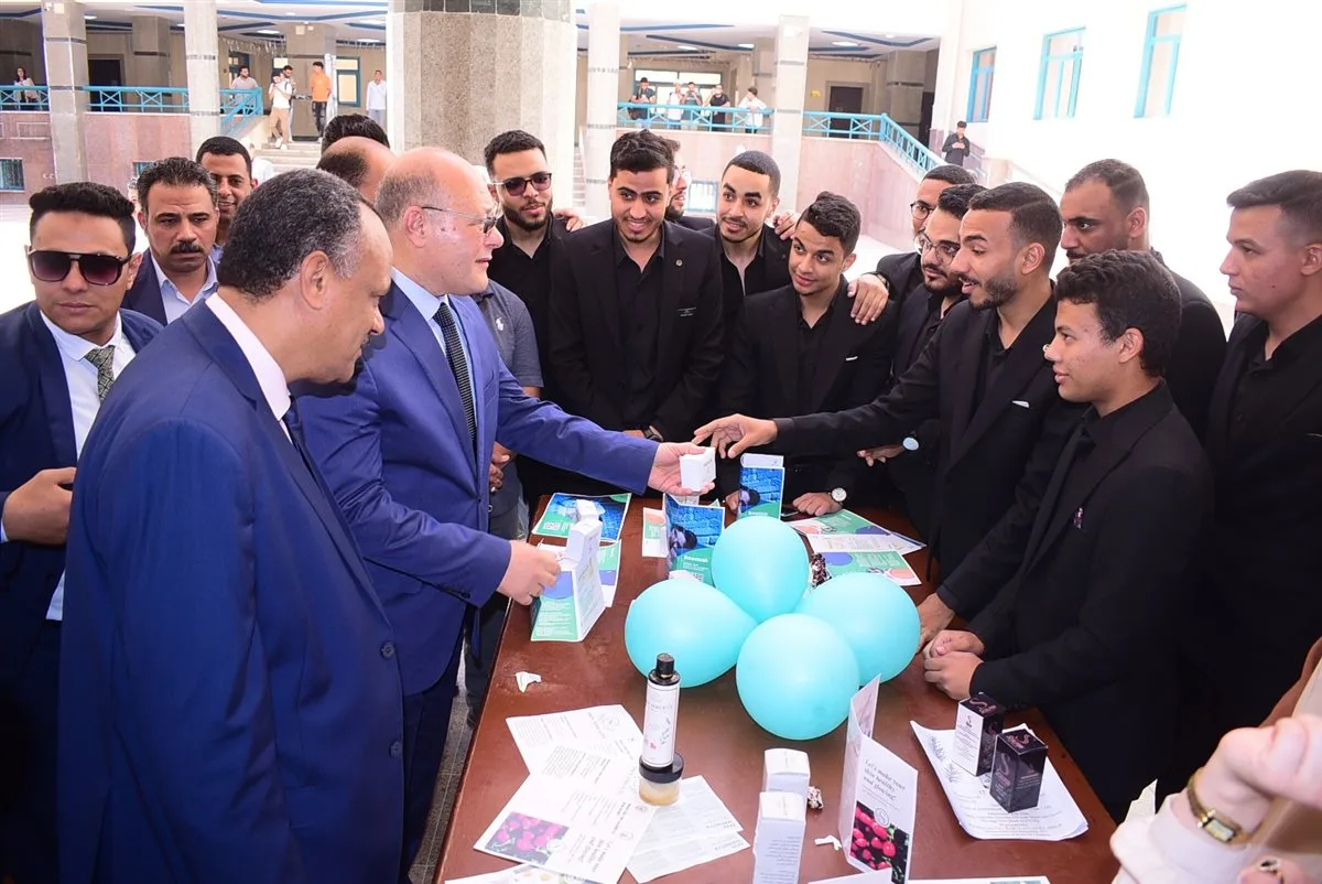 مستحضرات طبيعية لعلاج الإكزيما والصدفية بمشاريع تخرج طلاب قسم العقاقير بصيدلة سوهاج