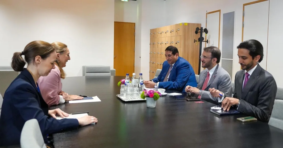 مستشار رئيس الوزراء والمتحدث الرسمي لوزارة الخارجية يلتقي بمسؤولة أوروبية مستشار رئيس الوزراء والمتحدث الرسمي لوزارة الخارجية يلتقي بمسؤولة أوروبية