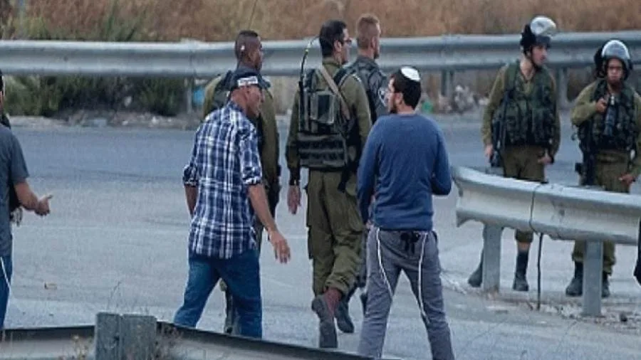 مستوطنون إسرائيليون يعتدون على مركبات الفلسطينيين جنوب نابلس مستوطنون إسرائيليون يعتدون على مركبات الفلسطينيين جنوب نابلس