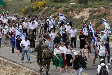 مستوطنون إسرائيليون ينصبون خيمة وكرفان على أراضي فلسطينية في الضفة الغربية مستوطنون إسرائيليون ينصبون خيمة وكرفان على أراضي فلسطينية في الضفة الغربية