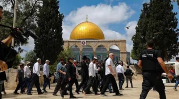 مستوطنون يقتحمون ساحات “الأقصى” تحت حماية قوات الاحتلال الإسرائيلي