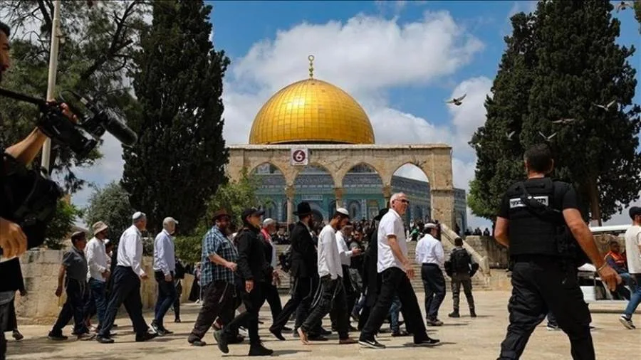 مستوطنون يقتحمون ساحات “الأقصى” تحت حماية قوات الاحتلال الإسرائيلي مستوطنون يقتحمون ساحات “الأقصى” تحت حماية قوات الاحتلال الإسرائيلي