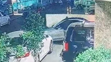 مسلح يعتدي على فتاة داخل مركبتها في رأس النبع (فيديو)