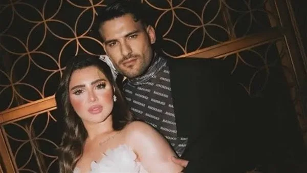 مسلم يتحدث عن زوجته: تحبني، بينما كانت أخرى ستطلب الطلاق، وأي شخص يهين سيُحظر مسلم يتحدث عن زوجته: تحبني، بينما كانت أخرى ستطلب الطلاق، وأي شخص يهين سيُحظر