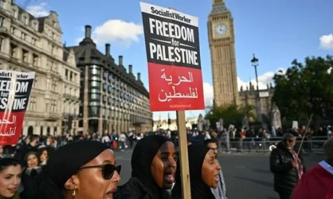 مسلمو بريطانيا يدعون إلى حظر بيع الأسلحة لإسرائيل والاعتراف بفلسطين. مسلمو بريطانيا يدعون إلى حظر بيع الأسلحة لإسرائيل والاعتراف بفلسطين.