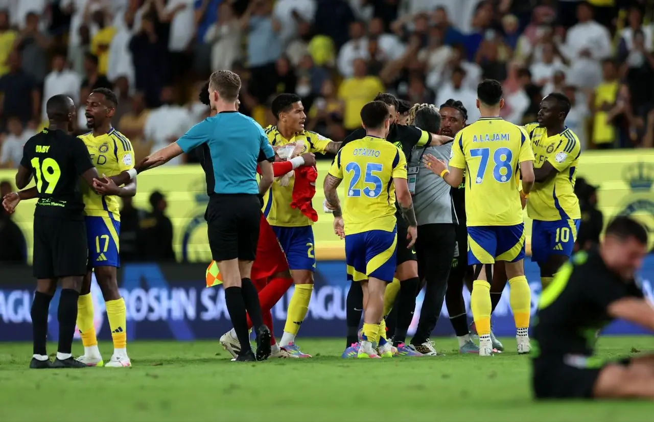 مشادة بين لاعبي النصر والاتحاد بعد نهاية الكلاسيكو