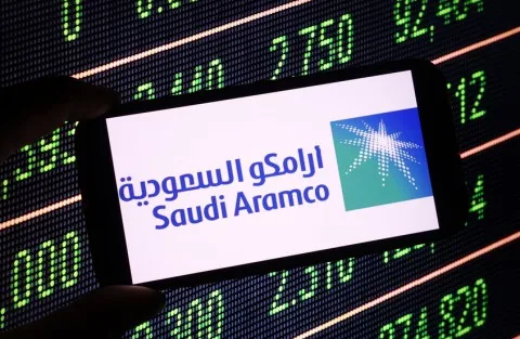 مصادر تكشف: “أرامكو” السعودية تفكر في تصريف أصول لتأمين السيولة بسبب تراجع أسعار النفط الخام. مصادر تكشف: “أرامكو” السعودية تفكر في تصريف أصول لتأمين السيولة بسبب تراجع أسعار النفط الخام.