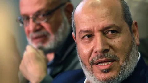 مصادر لـ”رأي اليوم”: إدارة ترامب بدأت بإنشاء قناة اتصال مباشرة مع “حماس” وتعكف على إبقائها في حكم غزة بعد النزاع.. السلطة الفلسطينية غاضبة وإسرائيل قلقة.. وهذا هو ثمن إطلاق سراح الأسير عيدان ألكسندر.
