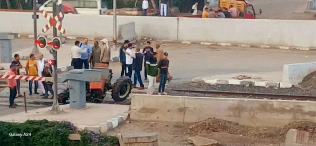 مصرع سائق نتيجة اصطدام قطار بجرار زراعي أثناء عبوره مزلقان السكك الحديدية مصرع سائق نتيجة اصطدام قطار بجرار زراعي أثناء عبوره مزلقان السكك الحديدية
