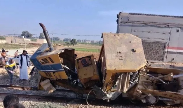 مصرع سائق وإصابة آخرين في تصادم لودر بقطار الحمام بمطروح