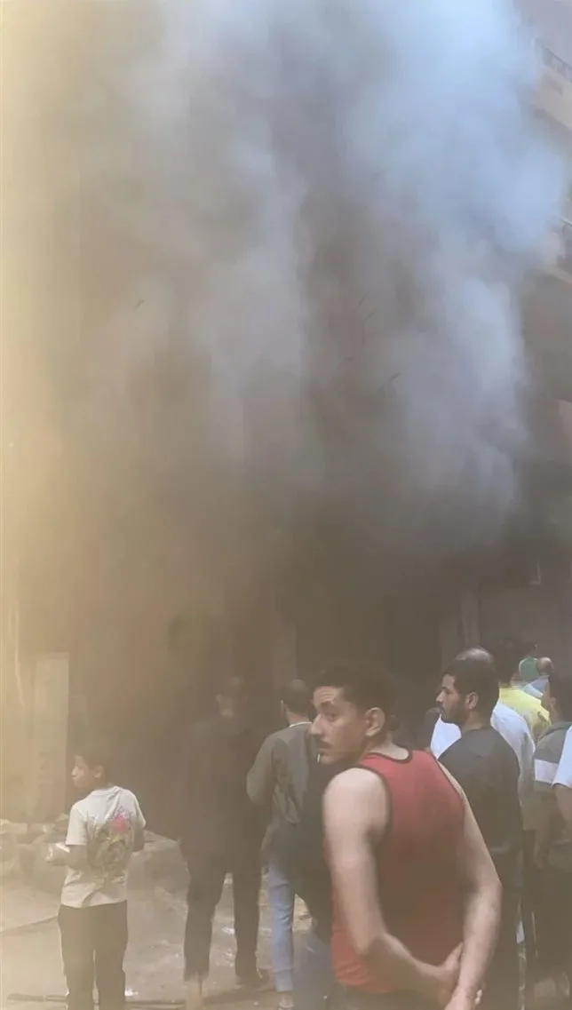 مصرع صغير في حريق محل ببرج سكني بشارع فيصل | صور