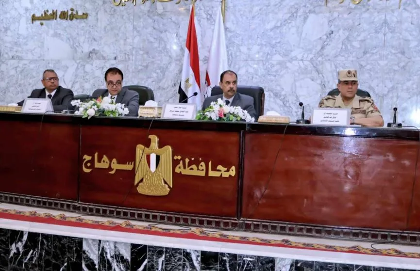 محافظ سوهاج يناقش التحضيرات لعيد الأضحى ويستعرض القضايا الخدمية التي تهم السكان محافظ سوهاج يناقش التحضيرات لعيد الأضحى ويستعرض القضايا الخدمية التي تهم السكان