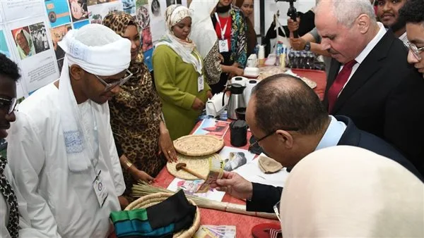 معرض "ملتقى الثقافات" يحتضن تنوع الجنسيات والإبداع الطلابي بجامعة القناة