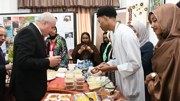 معرض “ملتقى الثقافات” يحتضن تنوع الجنسيات والإبداع الطلابي