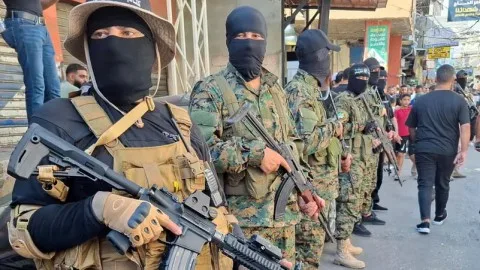 مفاجئات قادمة وانفجار وشيك.. عباس في لبنان لأداء مهمة “نزع سلاح المقاومة” وسط غموض حول الأسباب والدوافع.. هل ستنجح المهمة؟ وهل ستقبل الفصائل بتسليم أسلحتها؟ إليكم تفاصيل ما يحدث في الغرف المغلقة. مفاجئات قادمة وانفجار وشيك.. عباس في لبنان لأداء مهمة “نزع سلاح المقاومة” وسط غموض حول الأسباب والدوافع.. هل ستنجح المهمة؟ وهل ستقبل الفصائل بتسليم أسلحتها؟ إليكم تفاصيل ما يحدث في الغرف المغلقة.
