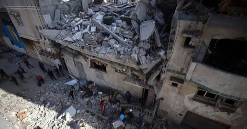 مقتل 15 فلسطينيًا جراء قصف إسرائيلي لمنزل في شمال قطاع غزة مقتل 15 فلسطينيًا جراء قصف إسرائيلي لمنزل في شمال قطاع غزة