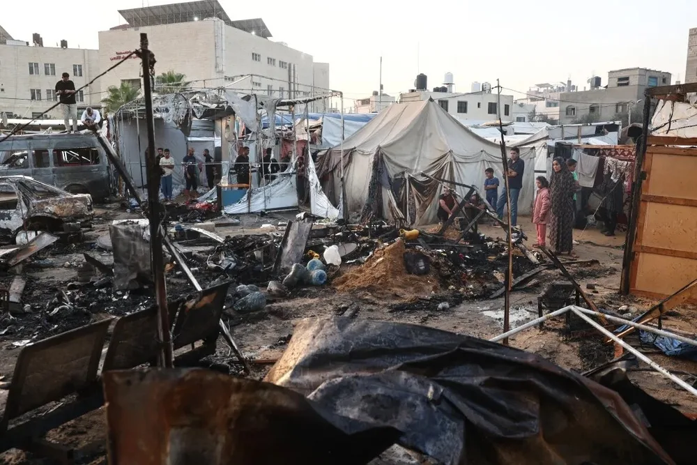 مقتل 35 فلسطينيًا جراء غارة إسرائيلية على مخيمات النازحين في خان يونس مقتل 35 فلسطينيًا جراء غارة إسرائيلية على مخيمات النازحين في خان يونس