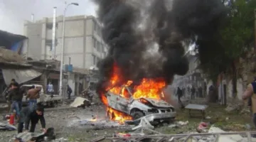 مقتل ثلاثة عناصر من الشرطة وجرح شخصين جراء انفجار سيارة ملغومة بالقرب من مركز للشرطة في ريف دير الزور شرق سوريا.