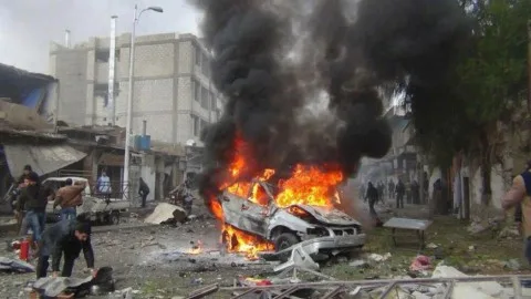 مقتل ثلاثة عناصر من الشرطة وجرح شخصين جراء انفجار سيارة ملغومة بالقرب من مركز للشرطة في ريف دير الزور شرق سوريا. مقتل ثلاثة عناصر من الشرطة وجرح شخصين جراء انفجار سيارة ملغومة بالقرب من مركز للشرطة في ريف دير الزور شرق سوريا.