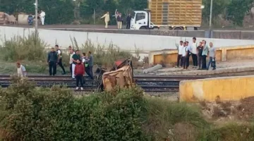 مقتل سائق جرار إثر تصادم مع قطار عند مزلقان كفر مساعد في إيتاي البارود