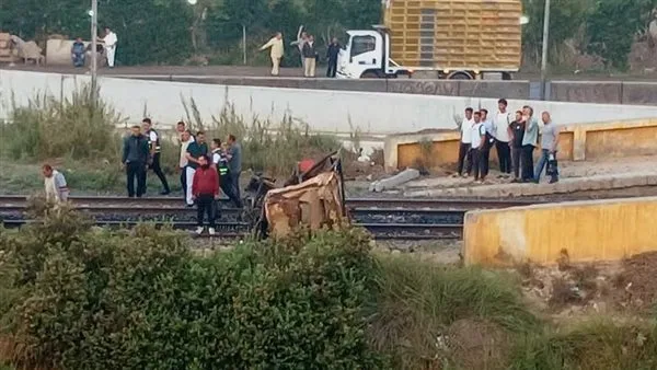 مقتل سائق جرار إثر تصادم مع قطار عند مزلقان كفر مساعد في إيتاي البارود مقتل سائق جرار إثر تصادم مع قطار عند مزلقان كفر مساعد في إيتاي البارود
