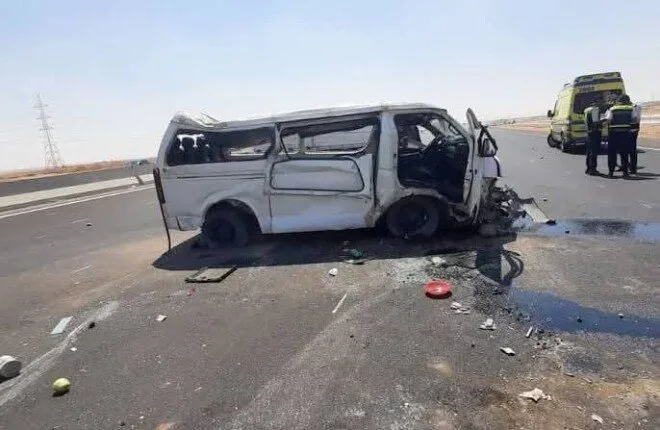 مقتل وإصابة 14 فرداً جراء انقلاب حافلة صغيرة في المنيا مقتل وإصابة 14 فرداً جراء انقلاب حافلة صغيرة في المنيا