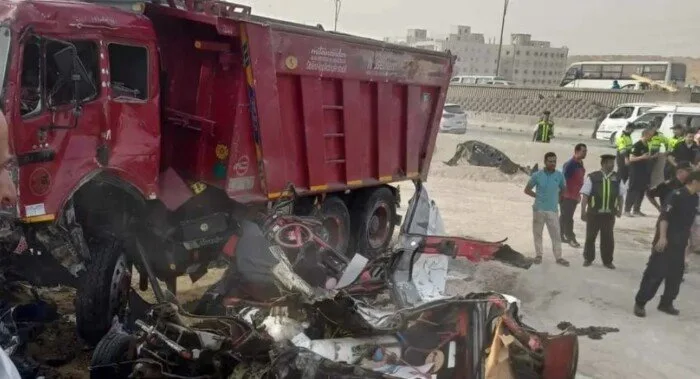 مقتل وإصابة 8 أفراد جراء حادث تصادم ثلاث سيارات على الطريق الدائري. مقتل وإصابة 8 أفراد جراء حادث تصادم ثلاث سيارات على الطريق الدائري.