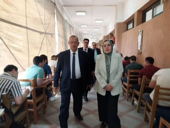 نائب رئيس جامعة بنها يستمر في متابعة امتحانات الفصل الدراسي الثاني نائب رئيس جامعة بنها يستمر في متابعة امتحانات الفصل الدراسي الثاني