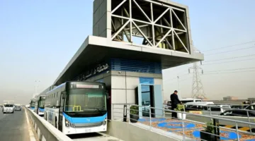 رئيس الوزراء يزور المرحلة التجريبية الأولى لمشروع الحافلات الترددية