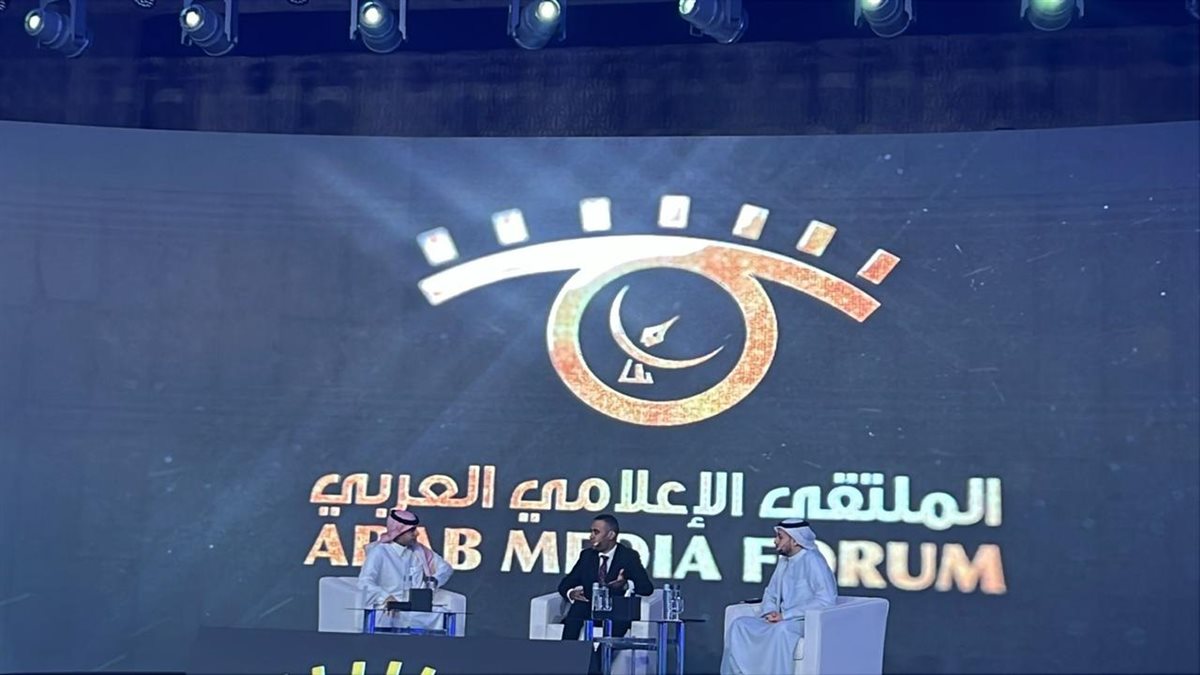 ملتقى الإعلام العربي يكرم محمود المملوك، رئيس تحرير القاهرة 24″ يمكن إعادة صياغتها كالتالي:
“ملتقى الإعلام العربي ي honored محمود المملوك، رئيس تحرير القاهرة 24.