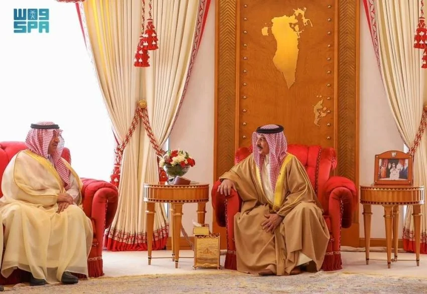 ملك البحرين يستقبل البنيان ويثني على “مستشفى عبدالله”