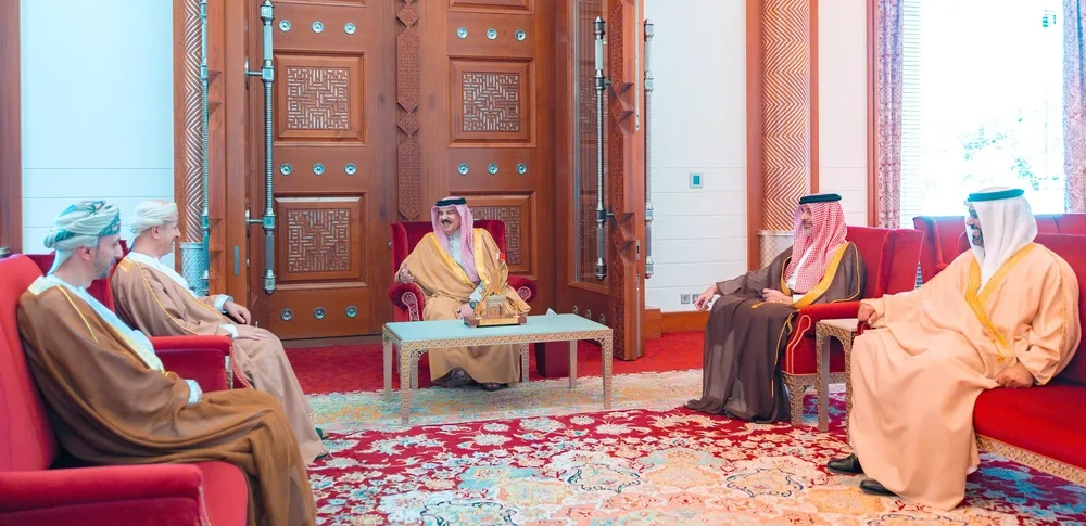 ملكُ البحرين يستقبل وزير المالية