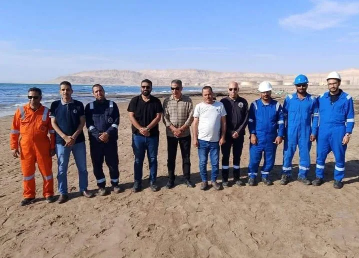 محافظ جنوب سيناء يتابع جهود احتواء أزمة التلوث البترولي بمدينة أبورديس