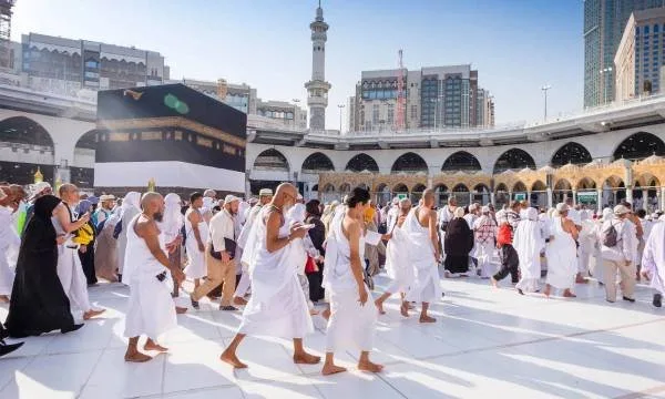 من الإحرام إلى الطواف: اكتشف خطوات أداء مناسك الحج مرتبةً. من الإحرام إلى الطواف: اكتشف خطوات أداء مناسك الحج مرتبةً.